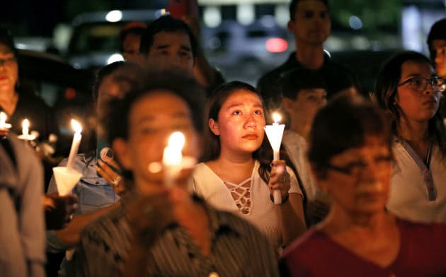 米で相次ぐ銃撃事件も人種問題に絡む憎悪犯罪の可能性が指摘されている(テキサス州エルパソの銃射撃事件の犠牲者を悼む集会)=AP 米で相次ぐ銃撃事件も人種問題に絡む憎悪犯罪の可能性が指摘されている(テキサス州エルパソの銃射撃事件の犠牲者を悼む集会)=AP