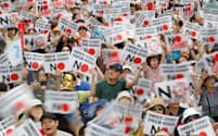 8月3日、ソウルの在韓日本大使館前での対日抗議デモに集まった人々=ロイター