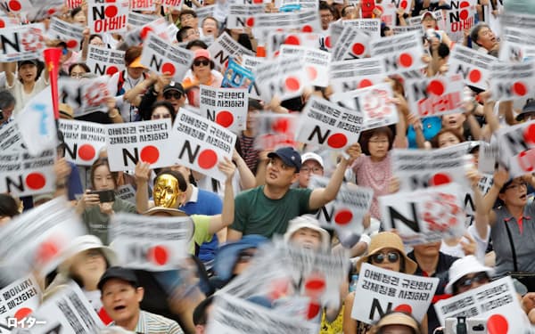 8月3日、ソウルの在韓日本大使館前での対日抗議デモに集まった人々=ロイター