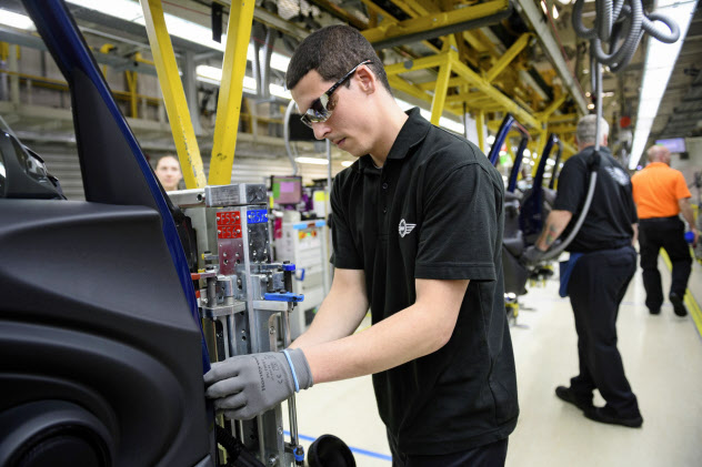 英国では4月以降に自動車生産が大きく落ち込んだ(独BMWの工場)=ロイター 英国では4月以降に自動車生産が大きく落ち込んだ(独BMWの工場)=ロイター
