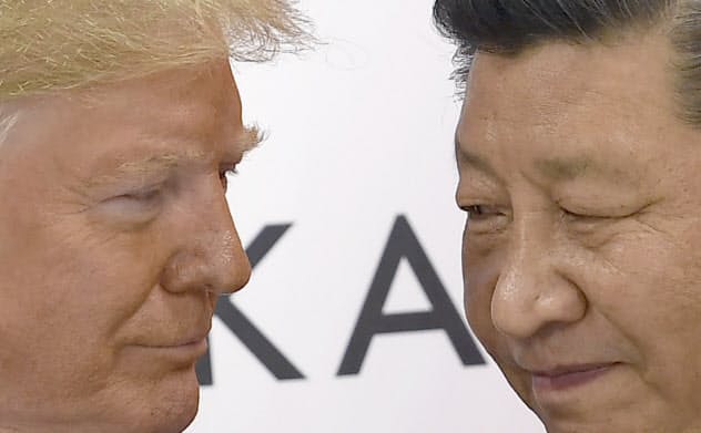 首脳会談に臨むトランプ米大統領と中国の習近平国家主席(6月29日、大阪市)=AP 首脳会談に臨むトランプ米大統領と中国の習近平国家主席(6月29日、大阪市)=AP