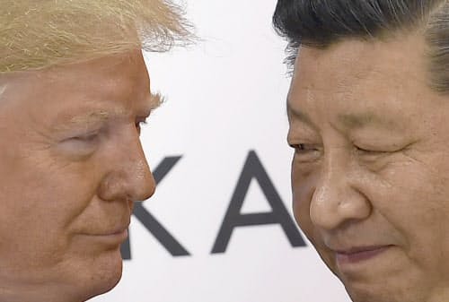 首脳会談に臨むトランプ米大統領と中国の習近平国家主席(6月29日、大阪市)=AP