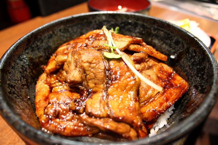 秘伝のタレで甘く苦く 歌姫ゆかりの豚丼 日本経済新聞