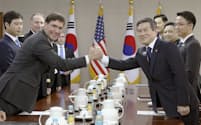 　会談を前に握手するエスパー米国防長官（手前左）と韓国の鄭景斗国防相（同右）（9日、ソウル）=共同