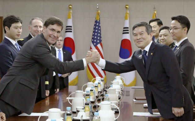 会談を前に握手するエスパー米国防長官(手前左)と韓国の鄭景斗国防相(同右)(9日、ソウル)=共同 会談を前に握手するエスパー米国防長官(手前左)と韓国の鄭景斗国防相(同右)(9日、ソウル)=共同