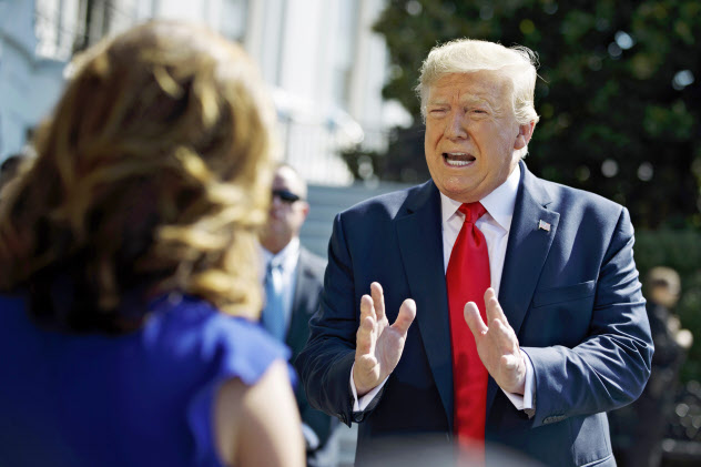 ホワイトハウスで記者団の質問に答えるトランプ米大統領(9日、ワシントン)=AP ホワイトハウスで記者団の質問に答えるトランプ米大統領(9日、ワシントン)=AP