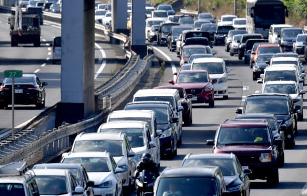 古里や行楽地へ向かう車で渋滞する関越自動車道下り線(10日午前、埼玉県鶴ケ島市)