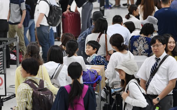 お盆休みを海外で過ごす人たちで混雑する成田空港の出発ロビー（10日午前）=笹津敏暉撮影