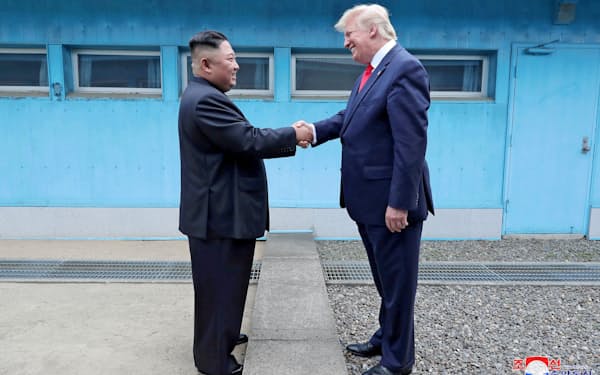 6月、板門店で握手するトランプ米大統領(右)と北朝鮮の金正恩委員長=ロイター