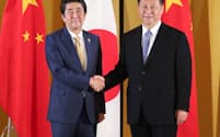 6月の20カ国・地域首脳会議（G20大阪サミット）に合わせて会談した中国の習近平国家主席(右)と安倍晋三首相