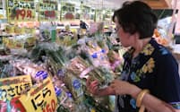 野菜の値上がりは消費者の負担感を高める（東京都練馬区のスーパー、アキダイ）