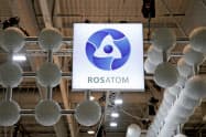 ロシア爆発事故で、原子力企業ロスアトムの関与が明らかになった(展示会でのロゴ)=ロイター ロシア爆発事故で、原子力企業ロスアトムの関与が明らかになった(展示会でのロゴ)=ロイター