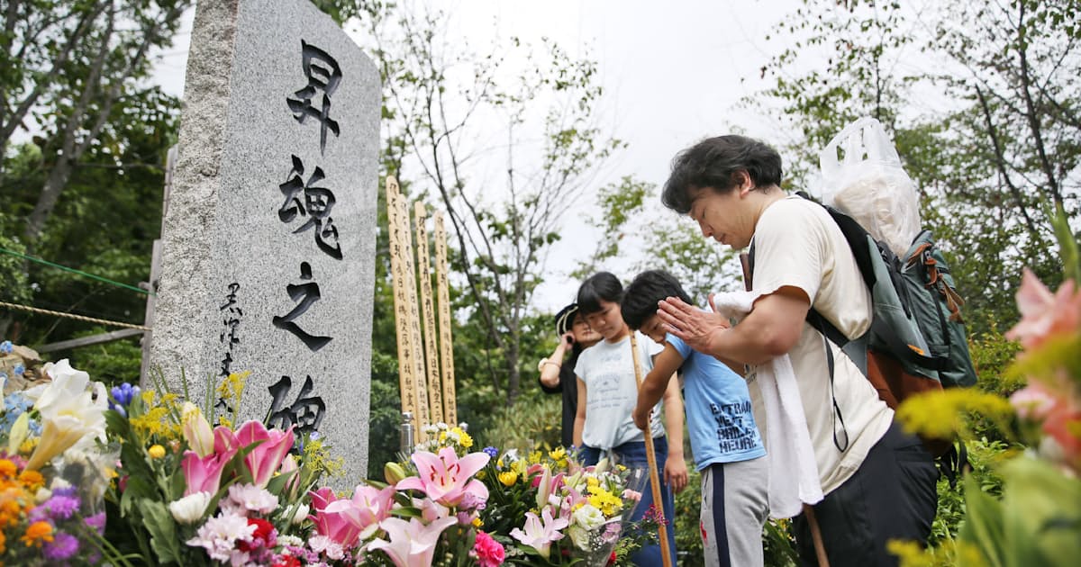 日航機墜落34年 遺族ら御巣鷹に慰霊登山 日本経済新聞