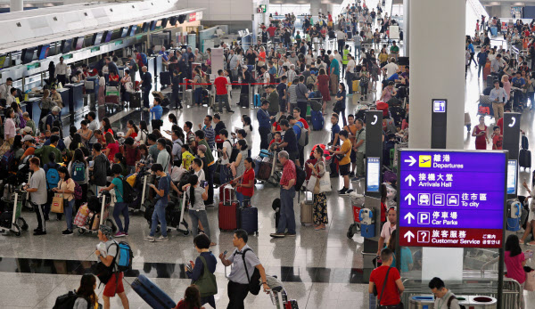 香港 300便以上欠航へ 抗議活動の収束見通せず 日本経済新聞