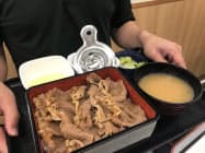 サーロインの部位をスライスし、牛丼のタレでさっと煮た。卵を絡めて食べる サーロインの部位をスライスし、牛丼のタレでさっと煮た。卵を絡めて食べる
