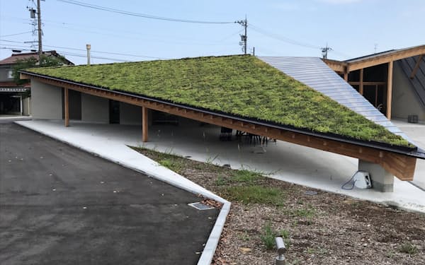 屋上緑化を施した軒下は周囲に比べて快適な空間に（石川県小松市の九谷セラミック・ラボラトリー）