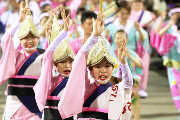 演舞を披露する踊り手(12日、徳島市) 演舞を披露する踊り手(12日、徳島市)