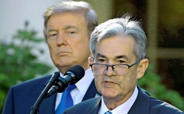 パウエルFRB議長(右)はトランプ大統領からの圧力にさらされる=ロイター パウエルFRB議長(右)はトランプ大統領からの圧力にさらされる=ロイター