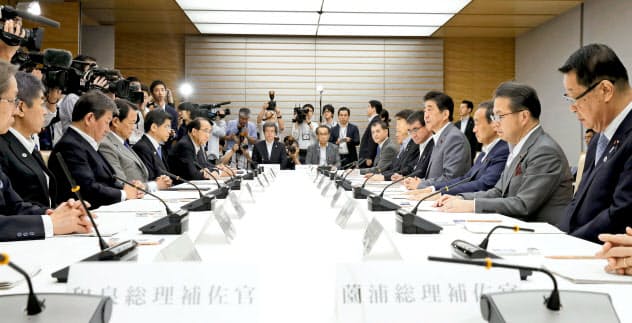 第7回アフリカ開発会議(TICAD)に向けて開かれた関係閣僚会議(7月23日、首相官邸)=共同 第7回アフリカ開発会議(TICAD)に向けて開かれた関係閣僚会議(7月23日、首相官邸)=共同