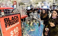 米国のクリスマス商戦は11月下旬から本格化する（2018年、ニューヨークの百貨店）=ロイター