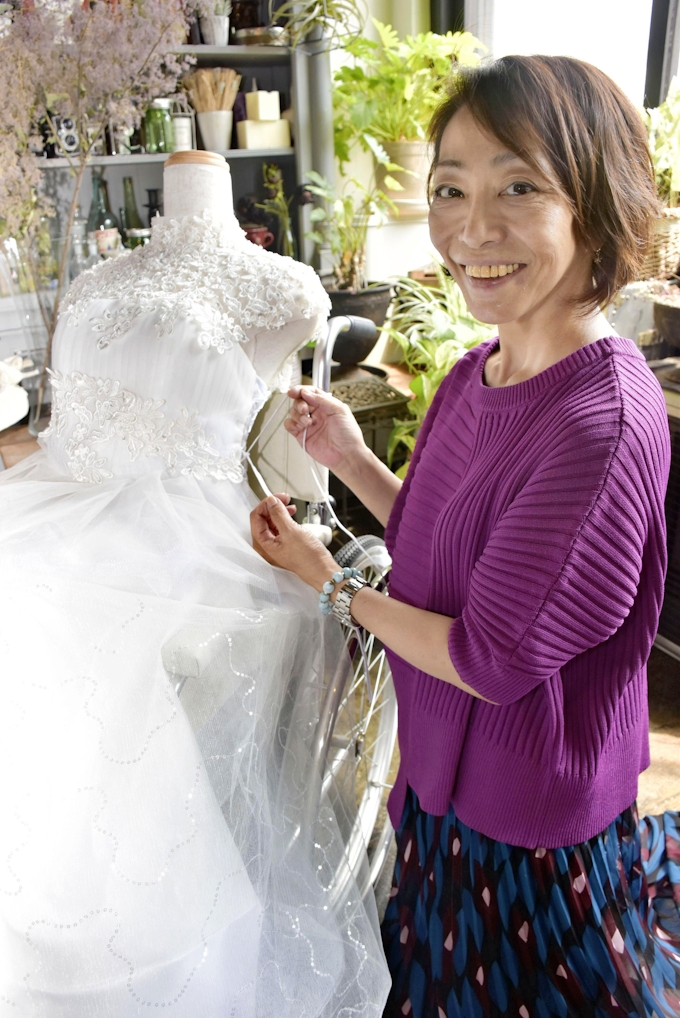 車いすの花嫁にドレスを ブランド立ち上げ 札幌 日本経済新聞