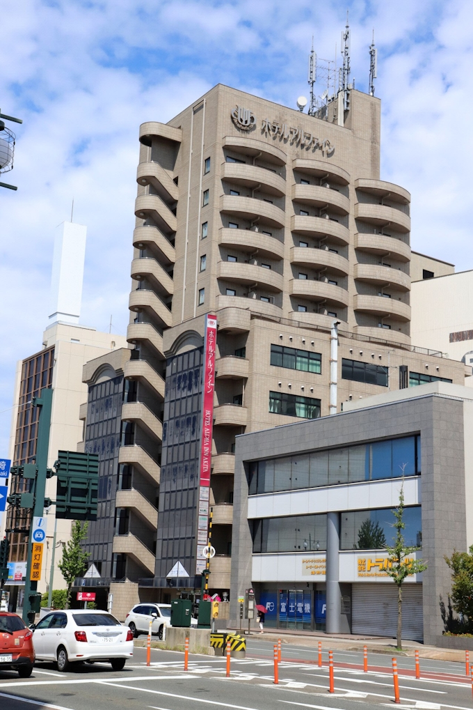 It企業集まれ オフィス1年無償 トラパンツ 日本経済新聞