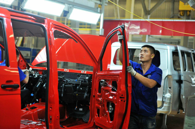 工業生産も伸び悩んだ(中国・青島市の自動車工場)=AP 工業生産も伸び悩んだ(中国・青島市の自動車工場)=AP