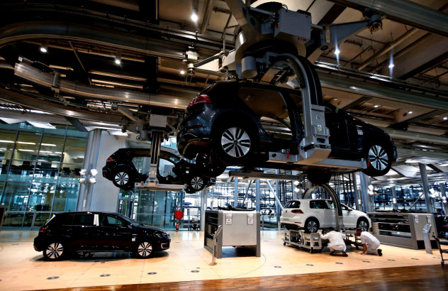 独自動車輸出台数は4~6月、19%減少した(VWの独ドレスデン工場)=ロイター 独自動車輸出台数は4~6月、19%減少した(VWの独ドレスデン工場)=ロイター
