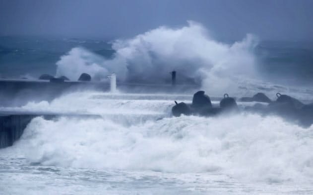 台風10号の影響で高知県室戸市の漁港に打ち寄せる高波(14日午前)=共同 台風10号の影響で高知県室戸市の漁港に打ち寄せる高波(14日午前)=共同