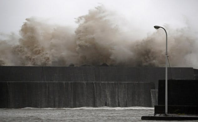 台風10号の影響で高知県安芸市の漁港に打ち寄せる高波(15日午前6時) 台風10号の影響で高知県安芸市の漁港に打ち寄せる高波(15日午前6時)