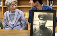 追悼式に参列した最高齢遺族の内田ハルさん（左）とひ孫の広沢駿さん