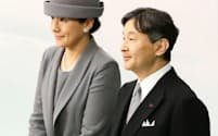 全国戦没者追悼式から退席する天皇、皇后両陛下（15日午後、東京・日本武道館）=共同