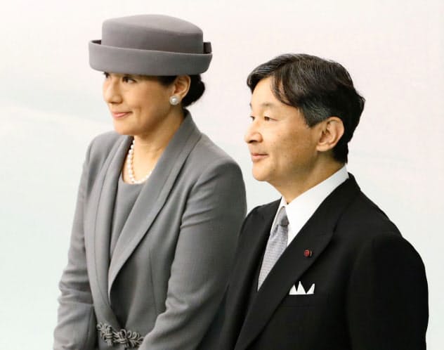 全国戦没者追悼式から退席する天皇、皇后両陛下(15日午後、東京・日本武道館)=共同 全国戦没者追悼式から退席する天皇、皇后両陛下(15日午後、東京・日本武道館)=共同