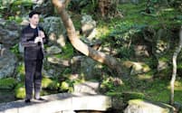 「ながらの座・座」の庭でクラリネットを奏でる吉田誠（大津市）