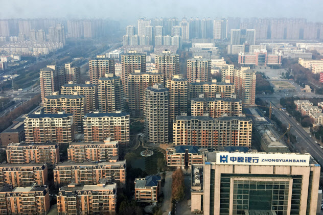 中国には多くのアパートが立ち並ぶ(18年12月、河南省許昌市)=ロイター 中国には多くのアパートが立ち並ぶ(18年12月、河南省許昌市)=ロイター