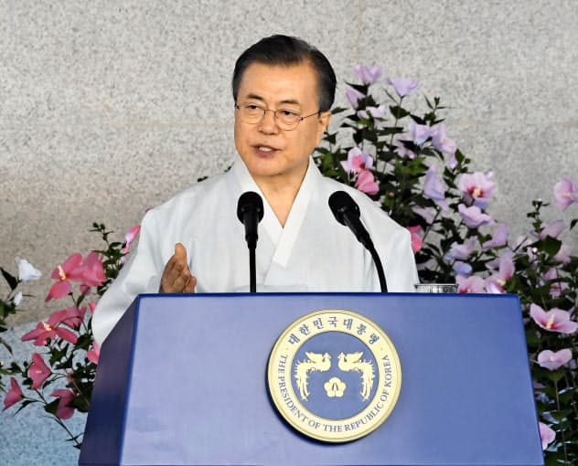 15日、韓国の天安で開かれた「光復節」式典で演説する文在寅大統領(共同) 15日、韓国の天安で開かれた「光復節」式典で演説する文在寅大統領(共同)