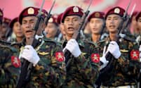 ミャンマーでは国軍と少数民族武装勢力の戦闘行為が続いている（3月、国軍記念日のパレード）=ロイター