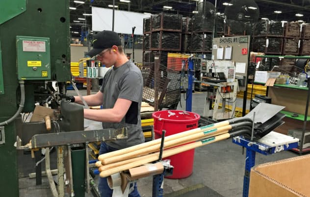 4~6月期の米労働生産性は堅調な伸びを示した(米ペンシルベニア州の園芸用具工場)=ロイター 4~6月期の米労働生産性は堅調な伸びを示した(米ペンシルベニア州の園芸用具工場)=ロイター