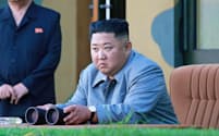 7月25日の新型ミサイル試射に立ち会う金正恩委員長=朝鮮中央通信