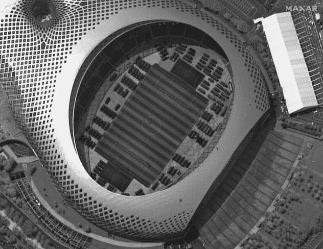 12日に撮影された香港と隣接する中国・深圳のスポーツセンターの衛星写真。中国の治安部隊の車両が並んでいる(Maxar Technologies提供・AP=共同) 12日に撮影された香港と隣接する中国・深圳のスポーツセンターの衛星写真。中国の治安部隊の車両が並んでいる(Maxar Technologies提供・AP=共同)
