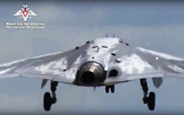 自律型兵器の登場が近づいている(ロシア国防省が公表したロシアの最新ステルス型無人攻撃機)=AP 自律型兵器の登場が近づいている(ロシア国防省が公表したロシアの最新ステルス型無人攻撃機)=AP