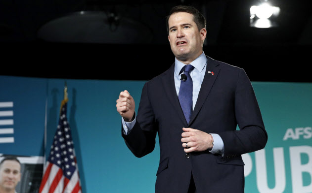 外交を最重要課題に掲げて米大統領選に出馬表明したモールトン下院議員だが、有権者の支持を広げられずにいる=AP 外交を最重要課題に掲げて米大統領選に出馬表明したモールトン下院議員だが、有権者の支持を広げられずにいる=AP