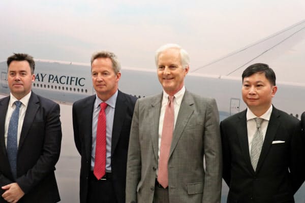 辞任を発表したキャセイのルパート・ホッグCEO(左から2人目)と盧家培氏(右端)