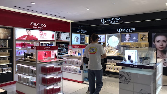 化粧品大手 中国客を東南アで争奪 免税店に力 日本経済新聞