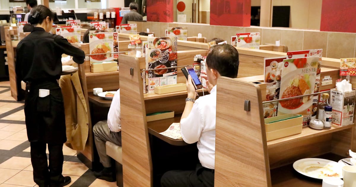 ファミレス おひとり席 拡充 ついたてなど視線配慮 日本経済新聞 ファミレス おひとり席 拡充 ついたてなど視線配慮 日本経済新聞