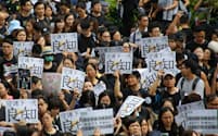 教員ら約22000人が集まりデモ行進した（17日、香港）