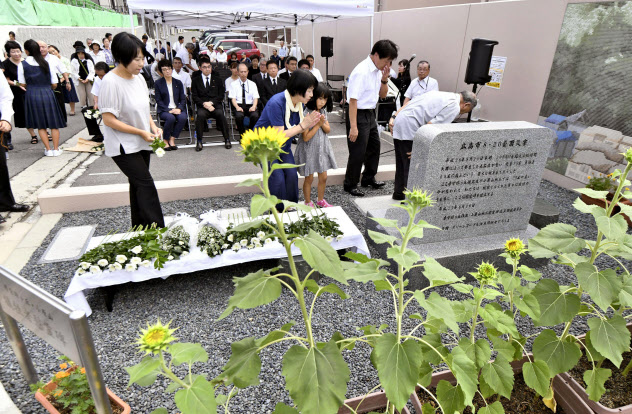 2014年8月の土砂災害から5年となるのを前に開かれた、住民主催の追悼式(18日、広島市安佐南区)=共同 2014年8月の土砂災害から5年となるのを前に開かれた、住民主催の追悼式(18日、広島市安佐南区)=共同