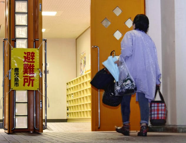 鹿児島市の避難所に向かう市民(7月3日)=共同 鹿児島市の避難所に向かう市民(7月3日)=共同