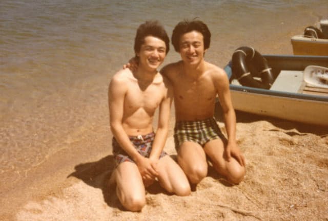 大学時代の友人と写る石川氏(右)