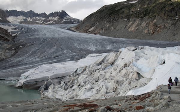 ローヌ氷河には巨大な断熱シートが覆われている